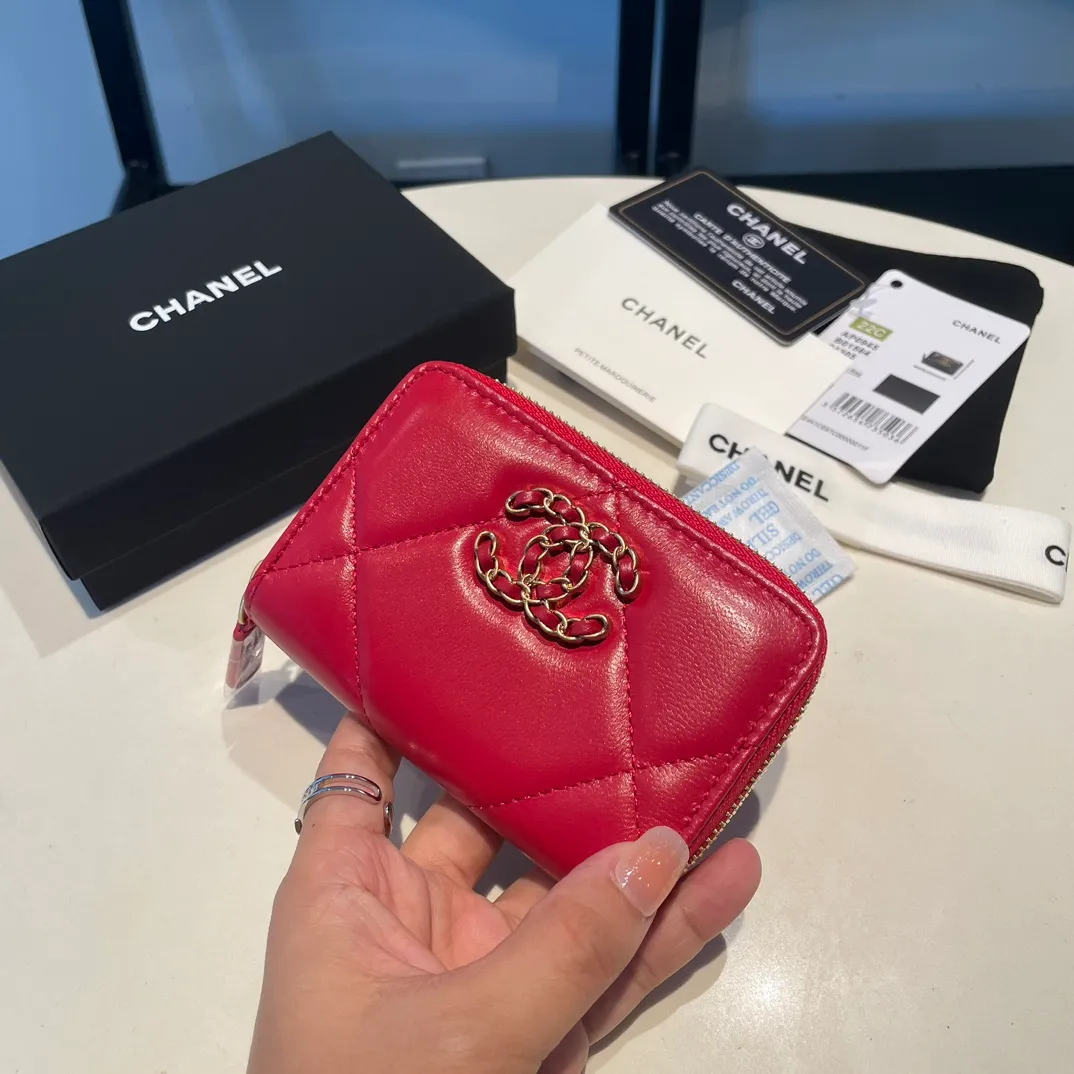 💰300😊 Upgraded version💋🆕 Ohanel new color🆕The latest zipper card holder, the texture of goatskin is invincible 😼The 19 series mainly promoted this season is the big rhombus, with a strong retro style👝Is there anyone who wants to buy each color🧸 The logo is eye-catching and unique, the goatskin has a light luster, and the temperament instantly ups and downs❣The fashionable style and style are also jointly created by Karl and Viard. The first series launched by the new artistic director will be a key recommendation of the brand from this year to next year, conveying the essence of the brand, with a full set of packaging 0945🍃size: 11.5*8cm