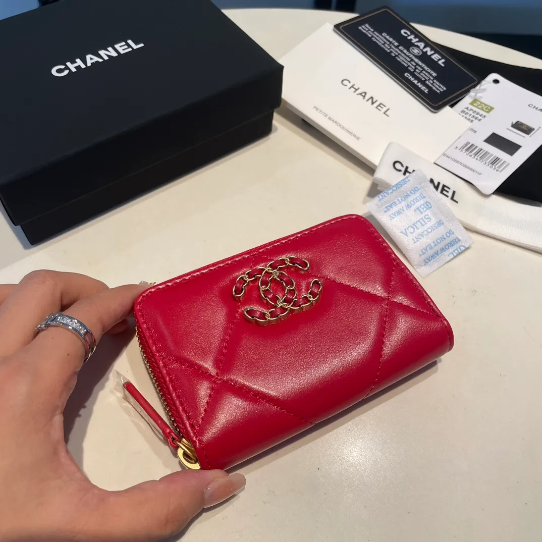 💰300😊 Upgraded version💋🆕 Ohanel new color🆕The latest zipper card holder, the texture of goatskin is invincible 😼The 19 series mainly promoted this season is the big rhombus, with a strong retro style👝Is there anyone who wants to buy each color🧸 The logo is eye-catching and unique, the goatskin has a light luster, and the temperament instantly ups and downs❣The fashionable style and style are also jointly created by Karl and Viard. The first series launched by the new artistic director will be a key recommendation of the brand from this year to next year, conveying the essence of the brand, with a full set of packaging 0945🍃size: 11.5*8cm