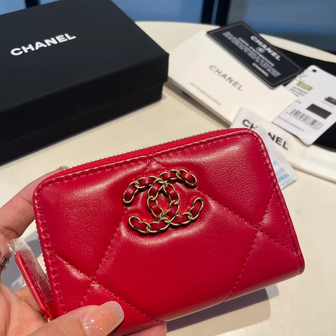 💰300😊 Upgraded version💋🆕 Ohanel new color🆕The latest zipper card holder, the texture of goatskin is invincible 😼The 19 series mainly promoted this season is the big rhombus, with a strong retro style👝Is there anyone who wants to buy each color🧸 The logo is eye-catching and unique, the goatskin has a light luster, and the temperament instantly ups and downs❣The fashionable style and style are also jointly created by Karl and Viard. The first series launched by the new artistic director will be a key recommendation of the brand from this year to next year, conveying the essence of the brand, with a full set of packaging 0945🍃size: 11.5*8cm