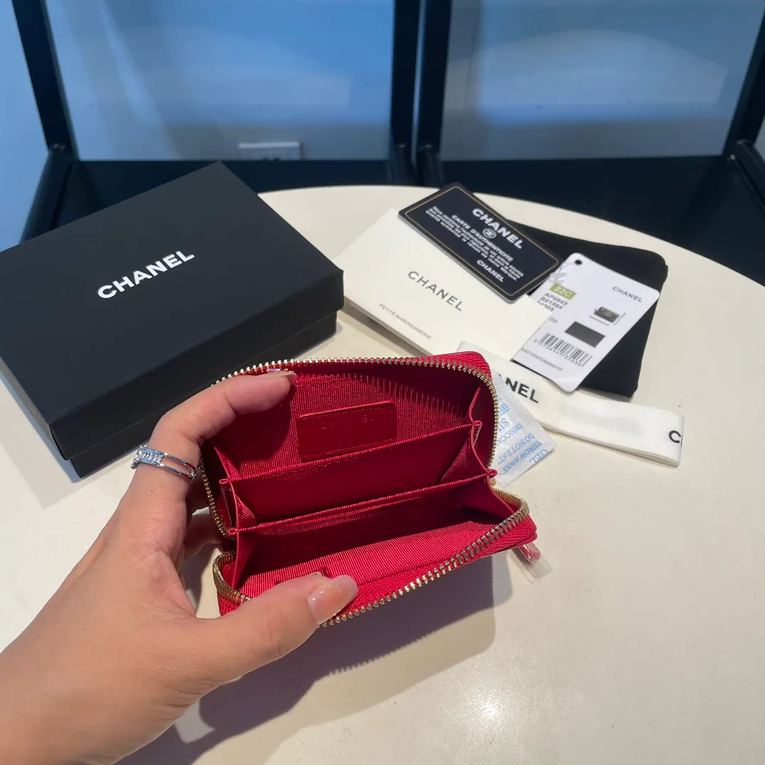 💰300😊 Upgraded version💋🆕 Ohanel new color🆕The latest zipper card holder, the texture of goatskin is invincible 😼The 19 series mainly promoted this season is the big rhombus, with a strong retro style👝Is there anyone who wants to buy each color🧸 The logo is eye-catching and unique, the goatskin has a light luster, and the temperament instantly ups and downs❣The fashionable style and style are also jointly created by Karl and Viard. The first series launched by the new artistic director will be a key recommendation of the brand from this year to next year, conveying the essence of the brand, with a full set of packaging 0945🍃size: 11.5*8cm