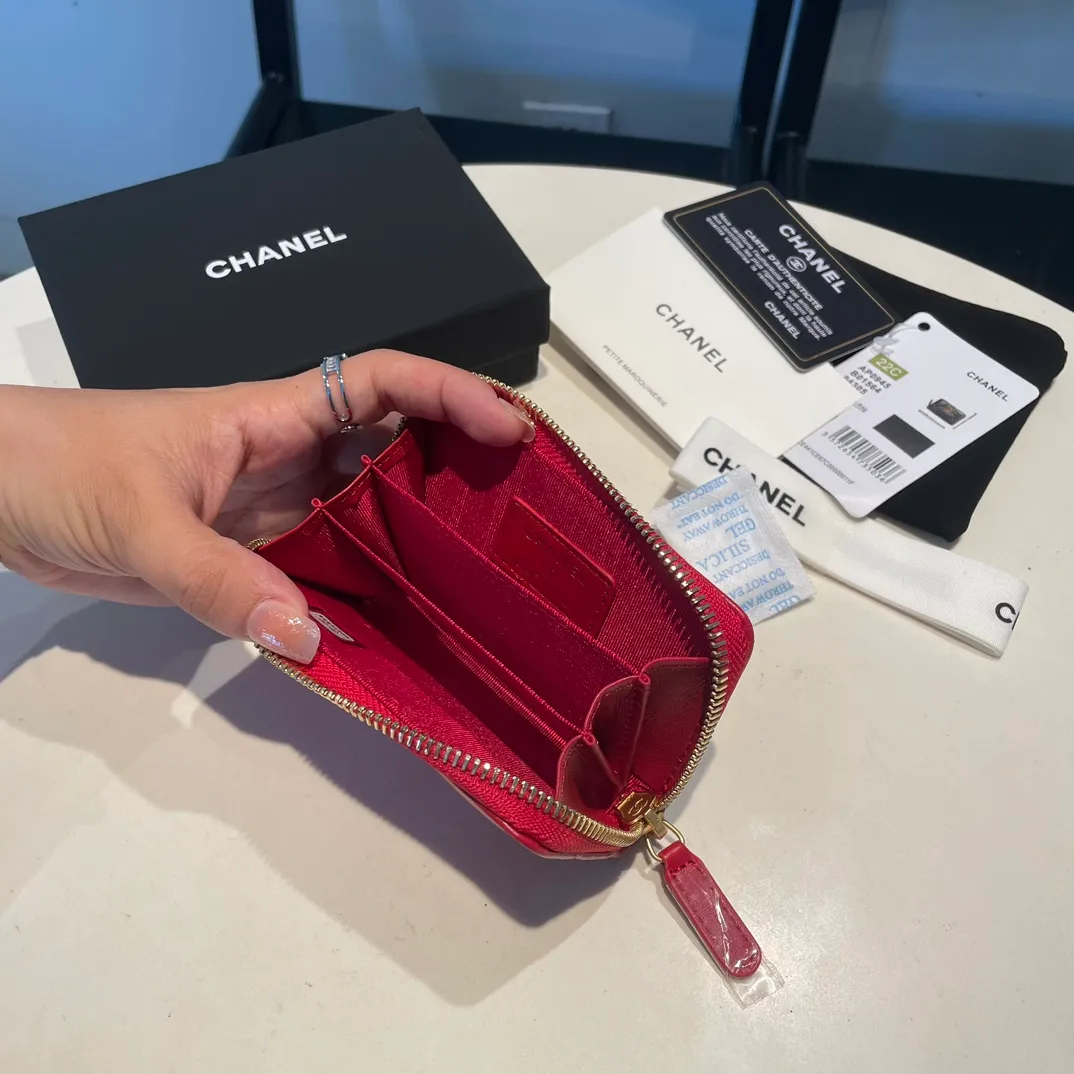 💰300😊 Upgraded version💋🆕 Ohanel new color🆕The latest zipper card holder, the texture of goatskin is invincible 😼The 19 series mainly promoted this season is the big rhombus, with a strong retro style👝Is there anyone who wants to buy each color🧸 The logo is eye-catching and unique, the goatskin has a light luster, and the temperament instantly ups and downs❣The fashionable style and style are also jointly created by Karl and Viard. The first series launched by the new artistic director will be a key recommendation of the brand from this year to next year, conveying the essence of the brand, with a full set of packaging 0945🍃size: 11.5*8cm