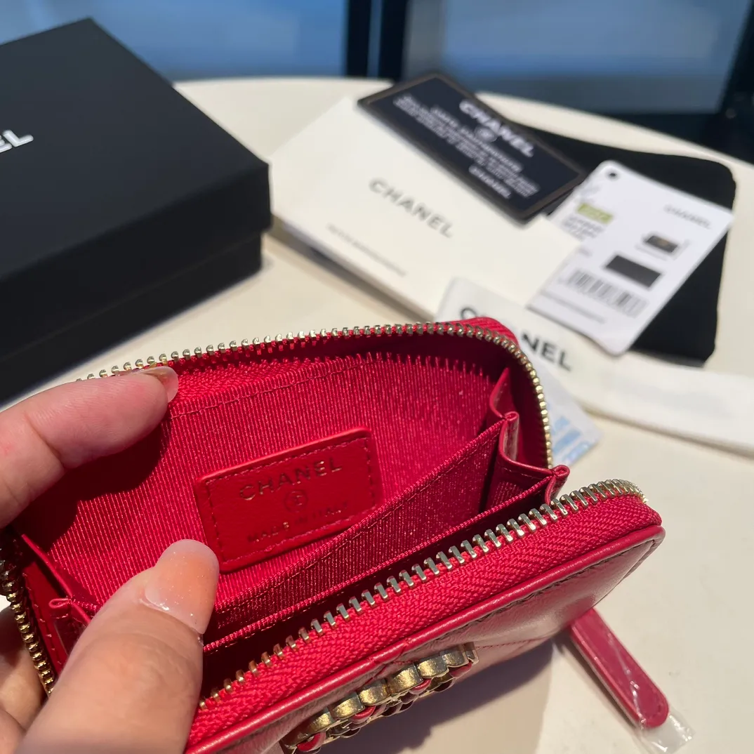💰300😊 Upgraded version💋🆕 Ohanel new color🆕The latest zipper card holder, the texture of goatskin is invincible 😼The 19 series mainly promoted this season is the big rhombus, with a strong retro style👝Is there anyone who wants to buy each color🧸 The logo is eye-catching and unique, the goatskin has a light luster, and the temperament instantly ups and downs❣The fashionable style and style are also jointly created by Karl and Viard. The first series launched by the new artistic director will be a key recommendation of the brand from this year to next year, conveying the essence of the brand, with a full set of packaging 0945🍃size: 11.5*8cm