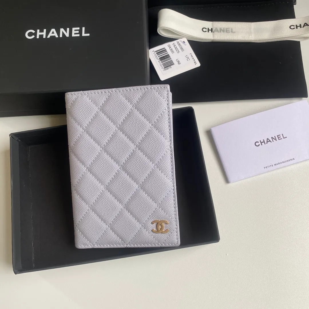 280💰 CHANEL Classic Passport Holder❤️Good news for friends who are traveling! This passport holder is made of imported first-layer grain embossed cowhide, with a burgundy first-layer trim finish on the inside! 4⃣️Card slots...very convenient and practical. Model No. 80385. Size 14.5×10.5×2cm