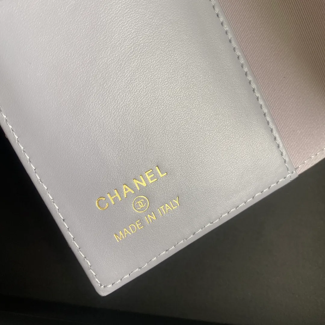 280💰 CHANEL Classic Passport Holder❤️Good news for friends who are traveling! This passport holder is made of imported first-layer grain embossed cowhide, with a burgundy first-layer trim finish on the inside! 4⃣️Card slots...very convenient and practical. Model No. 80385. Size 14.5×10.5×2cm