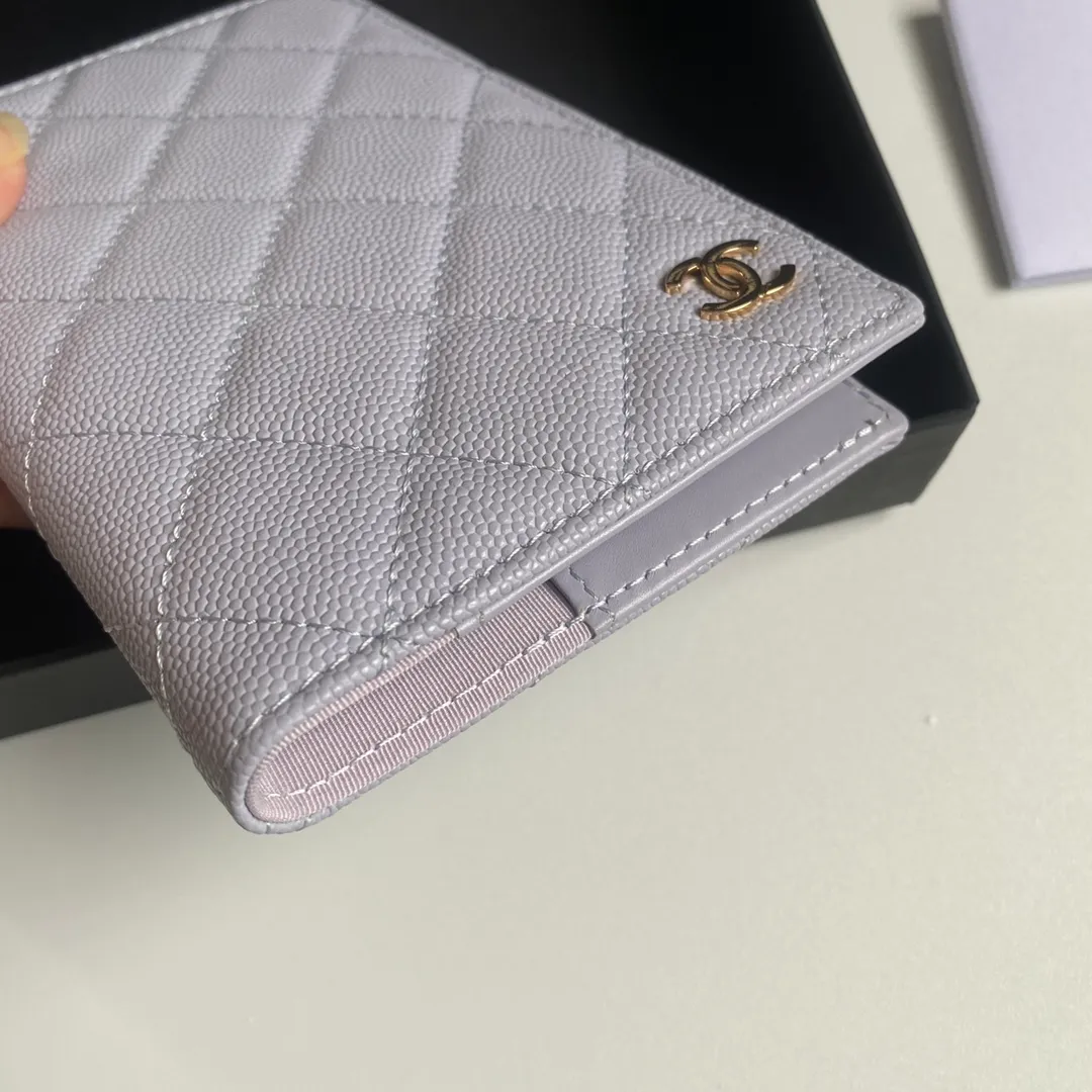 280💰 CHANEL Classic Passport Holder❤️Good news for friends who are traveling! This passport holder is made of imported first-layer grain embossed cowhide, with a burgundy first-layer trim finish on the inside! 4⃣️Card slots...very convenient and practical. Model No. 80385. Size 14.5×10.5×2cm