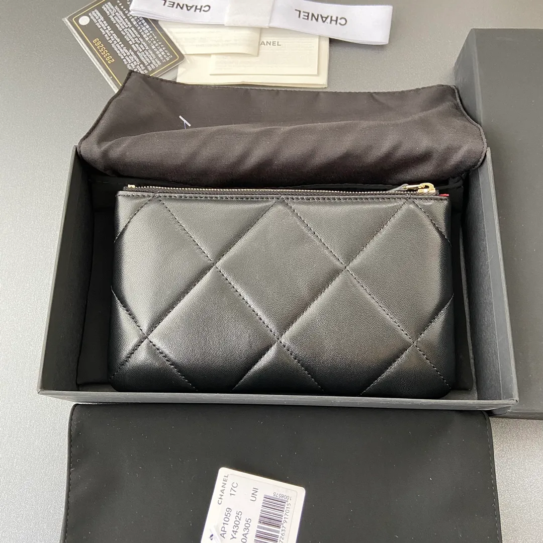 Xiaoxiang imported Italian lambskin Item number: A1059 Price: 380 Size: w20×h12.5×d1cm Color: black lambskin gold steel mark