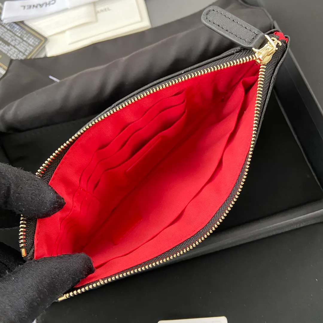 Xiaoxiang imported Italian lambskin Item number: A1059 Price: 380 Size: w20×h12.5×d1cm Color: black lambskin gold steel mark