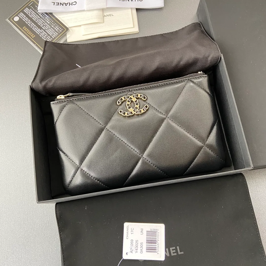 Xiaoxiang imported Italian lambskin Item number: A1059 Price: 380 Size: w20×h12.5×d1cm Color: black lambskin gold steel mark