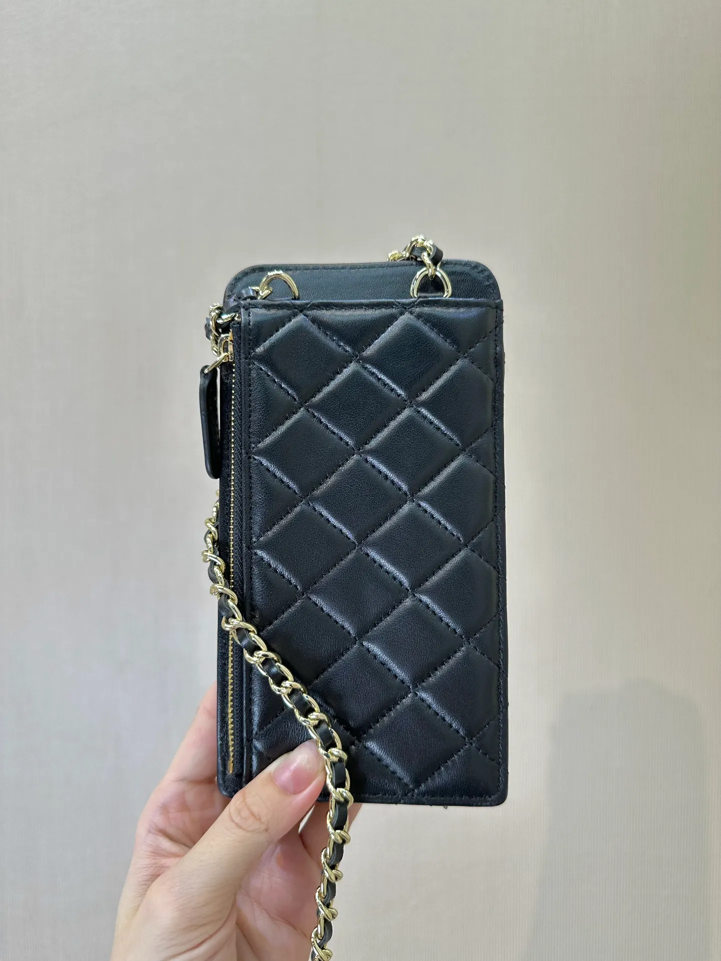 0990 Highly recommended to everyone. It can be said to be a mobile phone bag or a card holder. The front buckle design can hold bank cards and bus cards, the middle pocket can store mobile phones, the side zipper can hold banknotes or personal belongings, and there is a mobile phone slot on the back. It is multi-functional and very practical!