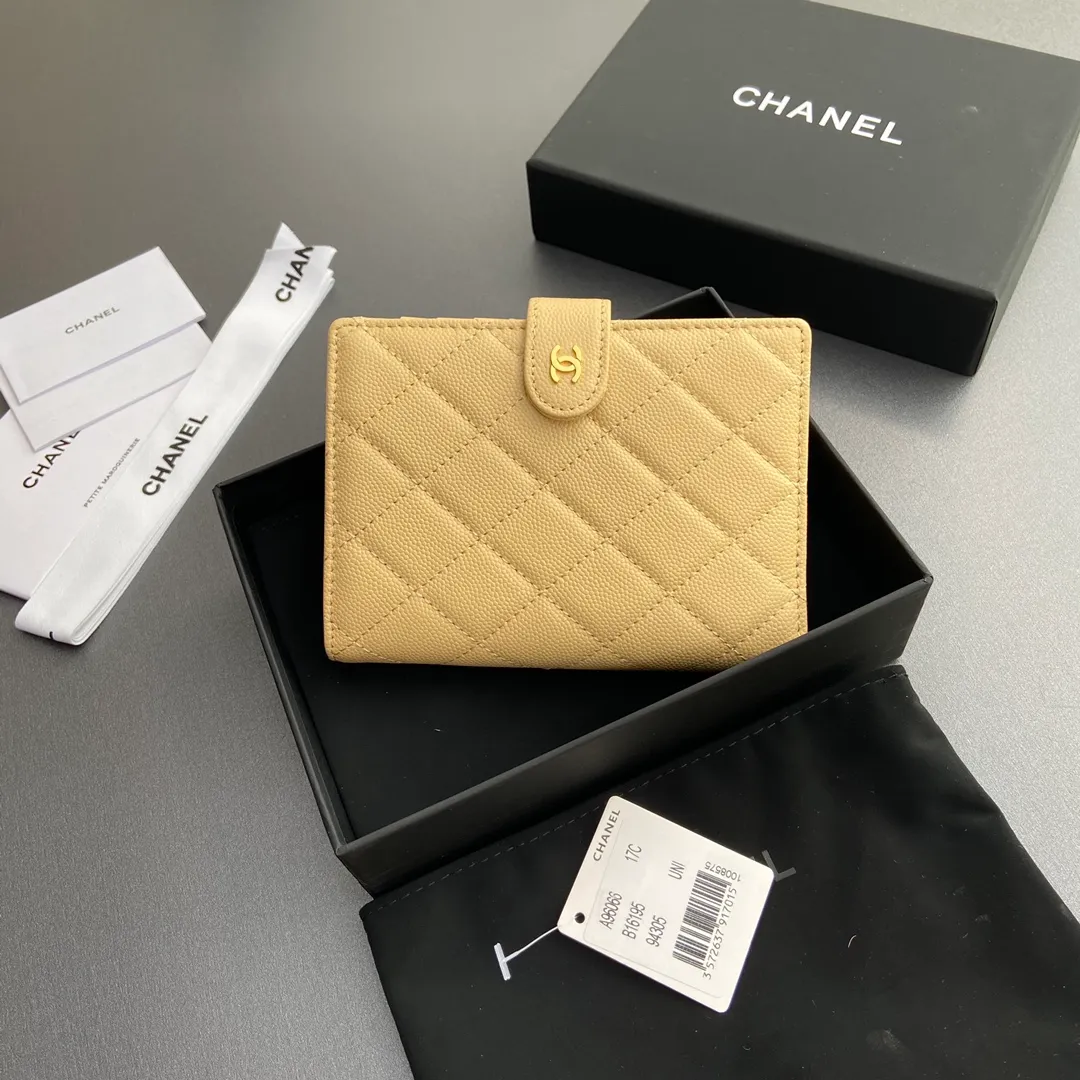 [Special grade hardware original leather] 💰440 Xiaoxiang Passport Holder Series Quilted with iconic metal logo Gold tone metal hardware, special Italian imported leather 4 card slots, 1 small zipper pocket. 1 banknote compartment, 1 passport holder card slot No.: 96066 Apricot fine ball gold Size: w10×h14×d2cm