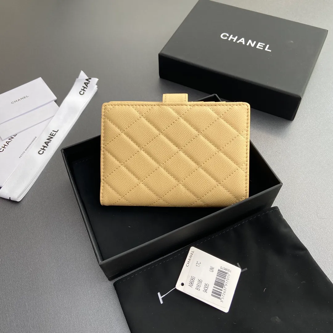 [Special grade hardware original leather] 💰440 Xiaoxiang Passport Holder Series Quilted with iconic metal logo Gold tone metal hardware, special Italian imported leather 4 card slots, 1 small zipper pocket. 1 banknote compartment, 1 passport holder card slot No.: 96066 Apricot fine ball gold Size: w10×h14×d2cm