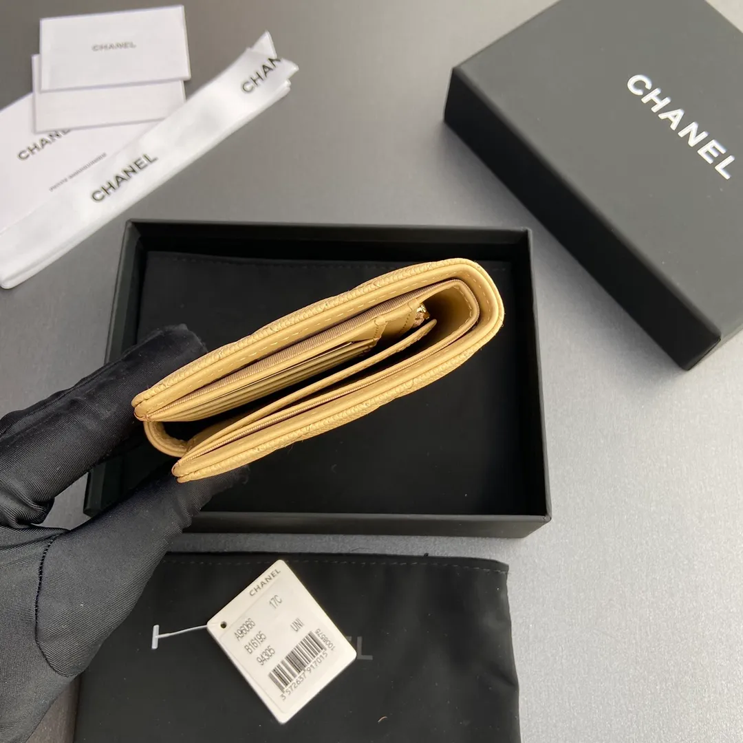 [Special grade hardware original leather] 💰440 Xiaoxiang Passport Holder Series Quilted with iconic metal logo Gold tone metal hardware, special Italian imported leather 4 card slots, 1 small zipper pocket. 1 banknote compartment, 1 passport holder card slot No.: 96066 Apricot fine ball gold Size: w10×h14×d2cm