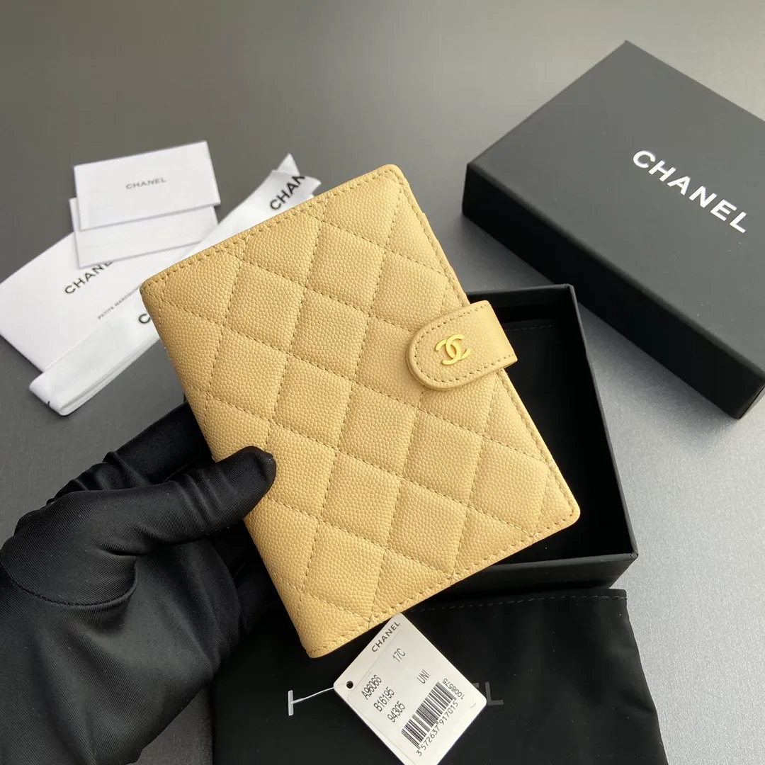 [Special grade hardware original leather] 💰440 Xiaoxiang Passport Holder Series Quilted with iconic metal logo Gold tone metal hardware, special Italian imported leather 4 card slots, 1 small zipper pocket. 1 banknote compartment, 1 passport holder card slot No.: 96066 Apricot fine ball gold Size: w10×h14×d2cm