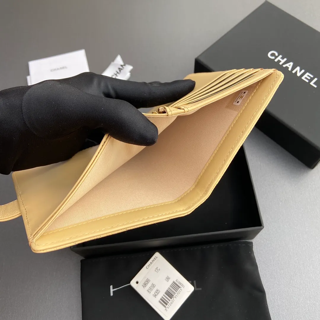 [Special grade hardware original leather] 💰440 Xiaoxiang Passport Holder Series Quilted with iconic metal logo Gold tone metal hardware, special Italian imported leather 4 card slots, 1 small zipper pocket. 1 banknote compartment, 1 passport holder card slot No.: 96066 Apricot fine ball gold Size: w10×h14×d2cm