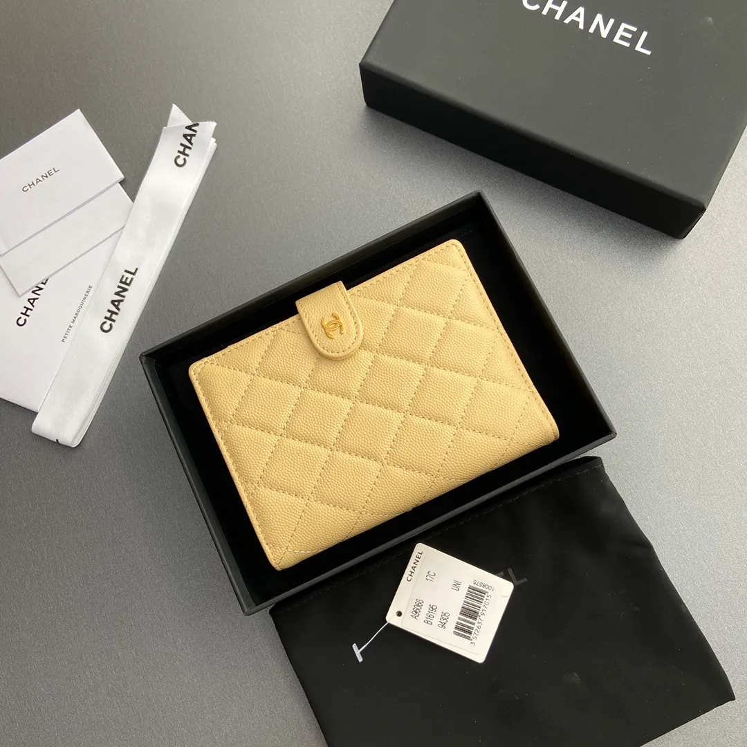 [Special grade hardware original leather] 💰440 Xiaoxiang Passport Holder Series Quilted with iconic metal logo Gold tone metal hardware, special Italian imported leather 4 card slots, 1 small zipper pocket. 1 banknote compartment, 1 passport holder card slot No.: 96066 Apricot fine ball gold Size: w10×h14×d2cm