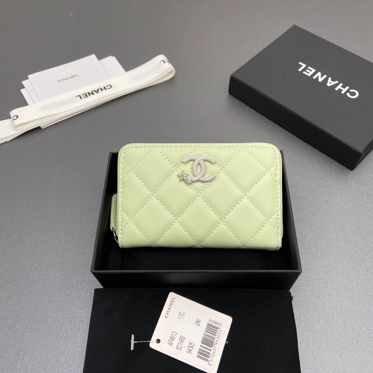 25b new series caviar cowhide with stars ⭐logo shiny blingblibg~zipper bag card bag series Item number: A 4813 Price: 380 Size: w13×h8.5×d2cm Color: light green fine ball pattern silver star hardware