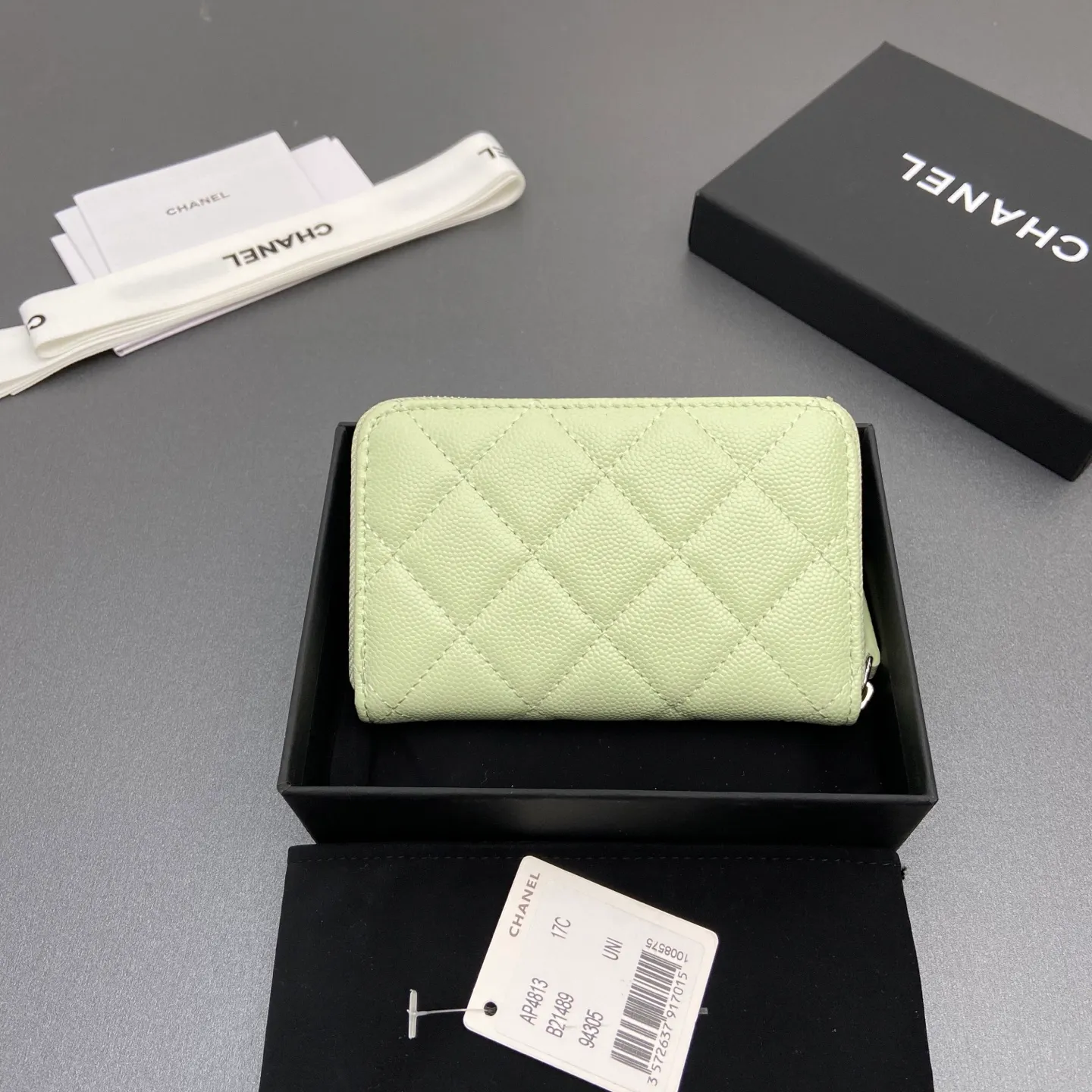 25b new series caviar cowhide with stars ⭐logo shiny blingblibg~zipper bag card bag series Item number: A 4813 Price: 380 Size: w13×h8.5×d2cm Color: light green fine ball pattern silver star hardware