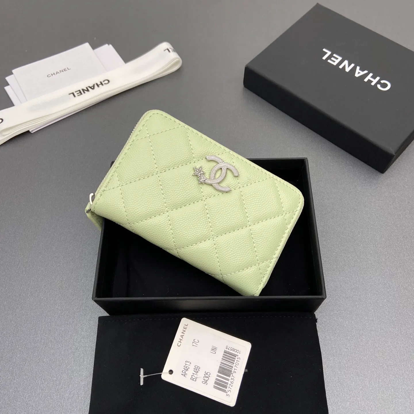 25b new series caviar cowhide with stars ⭐logo shiny blingblibg~zipper bag card bag series Item number: A 4813 Price: 380 Size: w13×h8.5×d2cm Color: light green fine ball pattern silver star hardware