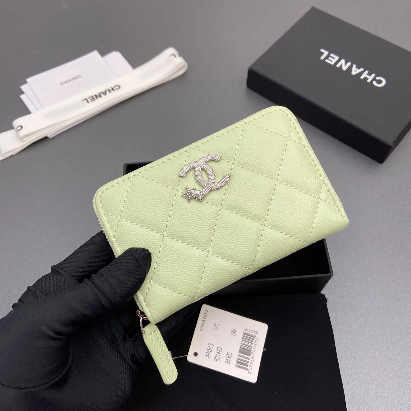 25b new series caviar cowhide with stars ⭐logo shiny blingblibg~zipper bag card bag series Item number: A 4813 Price: 380 Size: w13×h8.5×d2cm Color: light green fine ball pattern silver star hardware