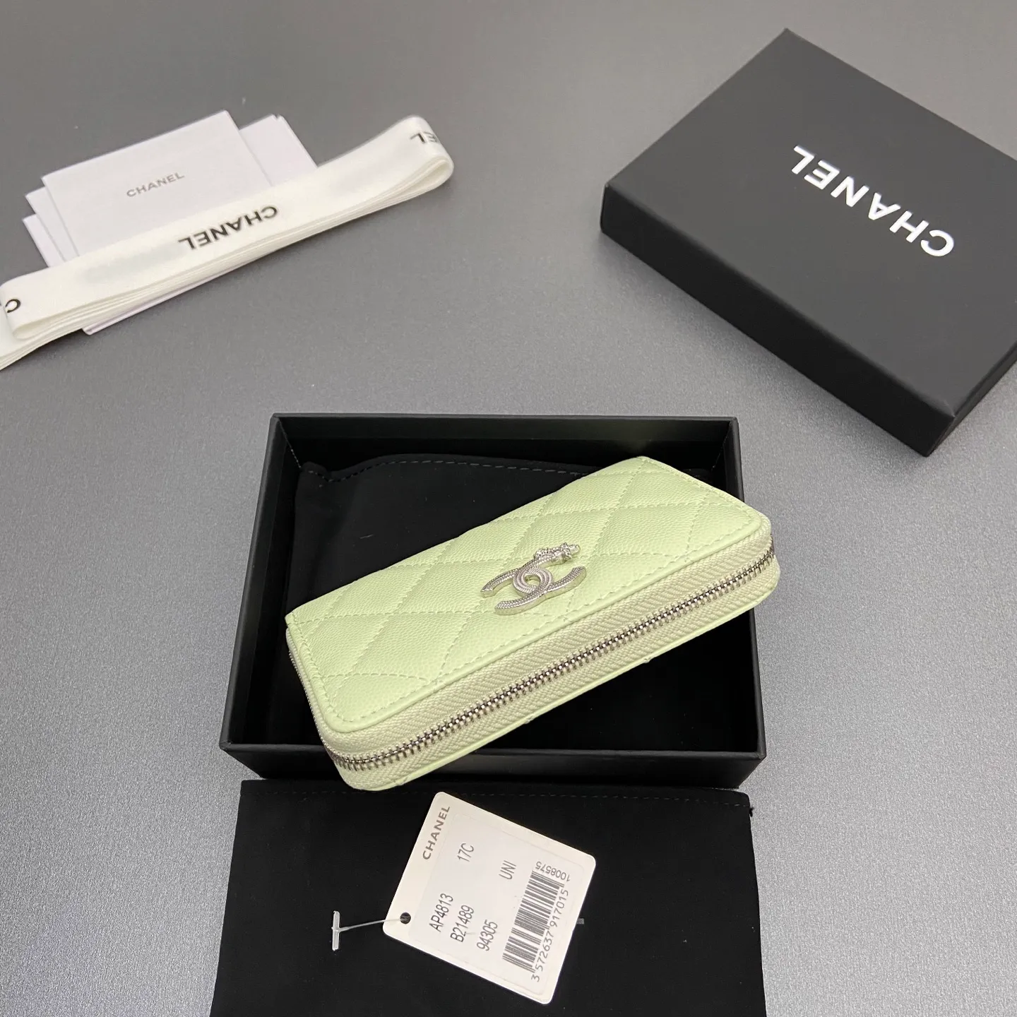 25b new series caviar cowhide with stars ⭐logo shiny blingblibg~zipper bag card bag series Item number: A 4813 Price: 380 Size: w13×h8.5×d2cm Color: light green fine ball pattern silver star hardware