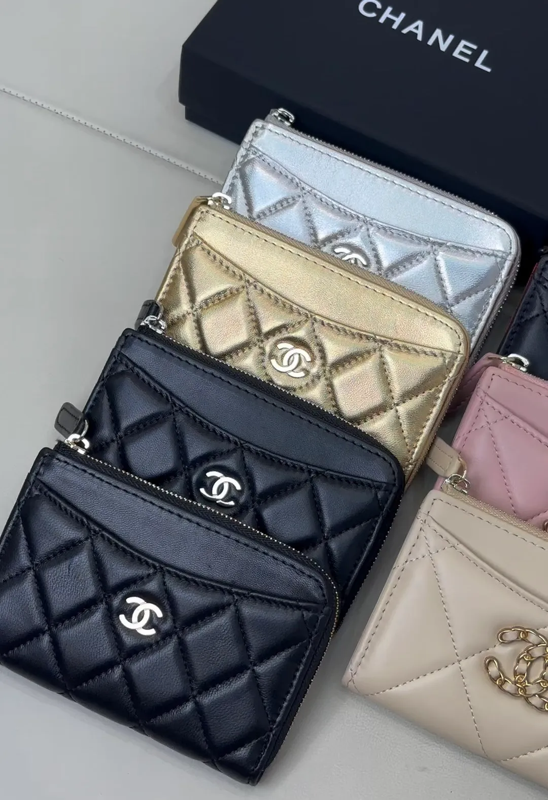 3176/3179 Chane* L-shaped card holder! Some kids also call it a coin purse! The counter sells very popular models!