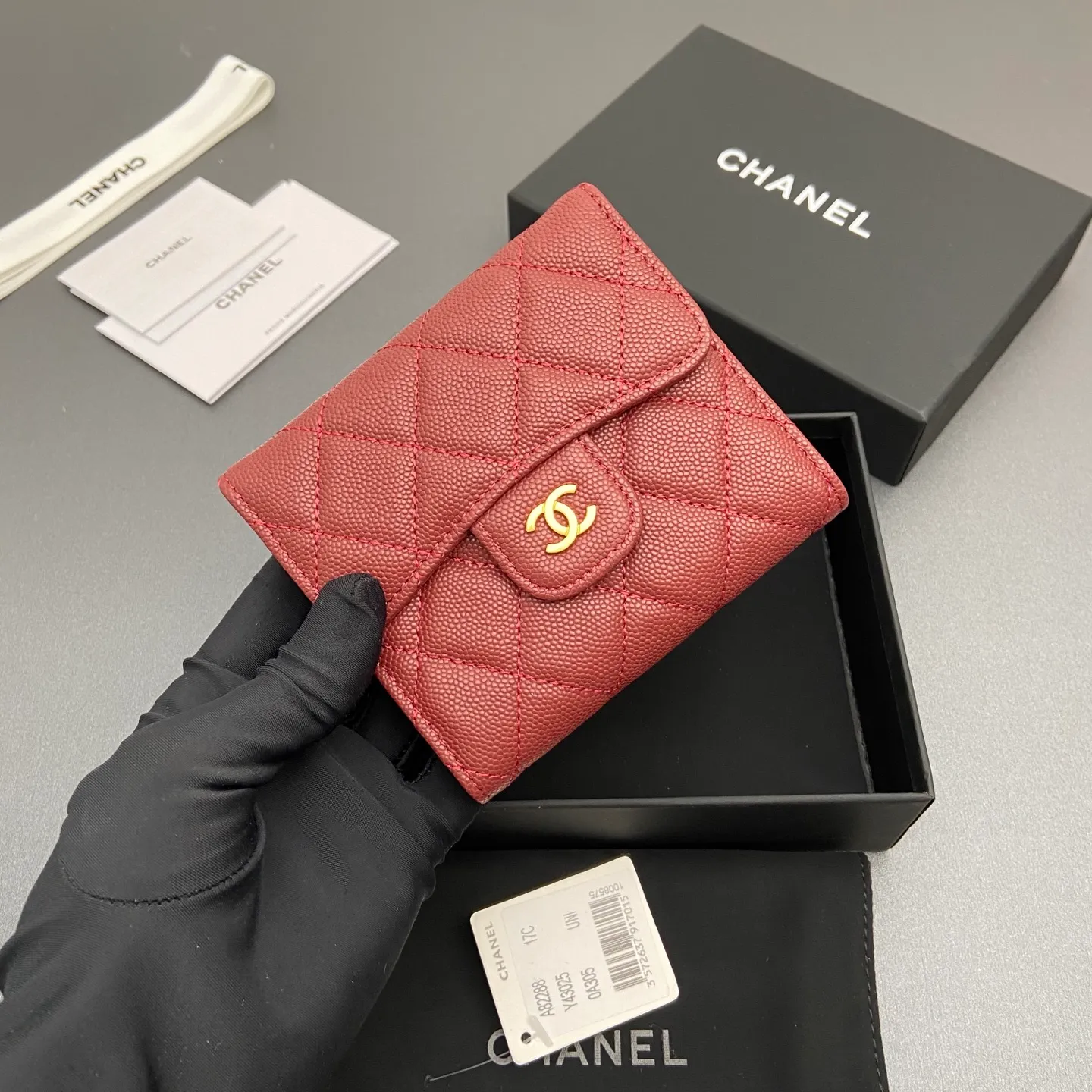 [Imported leather from Italy] ¥440 Special burgundy fine ball grain embossed leather Gold tone metal hardware 6 card slots 1 banknote compartment 1 coin zipper bag No.: 82288 Size: w10.5×h11.5×d3cm