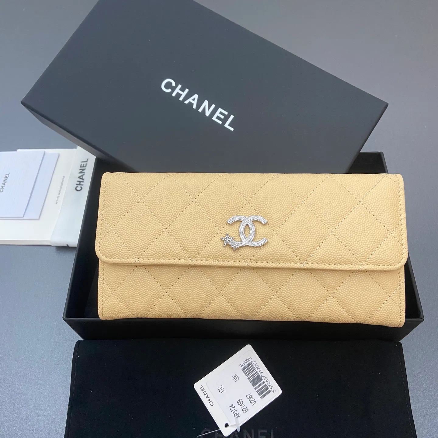 25b new series caviar cowhide with stars ⭐logo shiny blingblibg~ flip-top long clip wallet series apricot fine ball pattern silver star hardware 12 card slots, two banknote compartments two compartments, 1 zipper bag Price: 250 No.: 3724 Size: w19×h10×d3cm