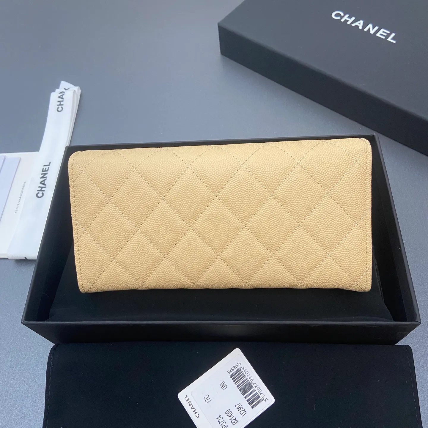 25b new series caviar cowhide with stars ⭐logo shiny blingblibg~ flip-top long clip wallet series apricot fine ball pattern silver star hardware 12 card slots, two banknote compartments two compartments, 1 zipper bag Price: 250 No.: 3724 Size: w19×h10×d3cm