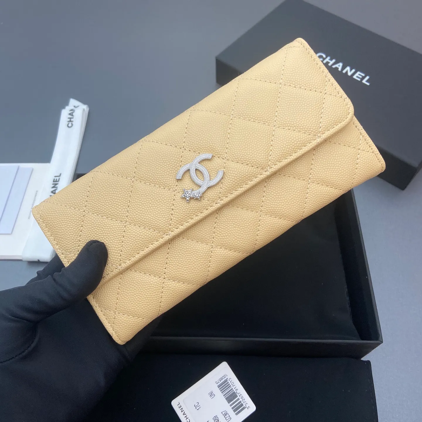 25b new series caviar cowhide with stars ⭐logo shiny blingblibg~ flip-top long clip wallet series apricot fine ball pattern silver star hardware 12 card slots, two banknote compartments two compartments, 1 zipper bag Price: 250 No.: 3724 Size: w19×h10×d3cm
