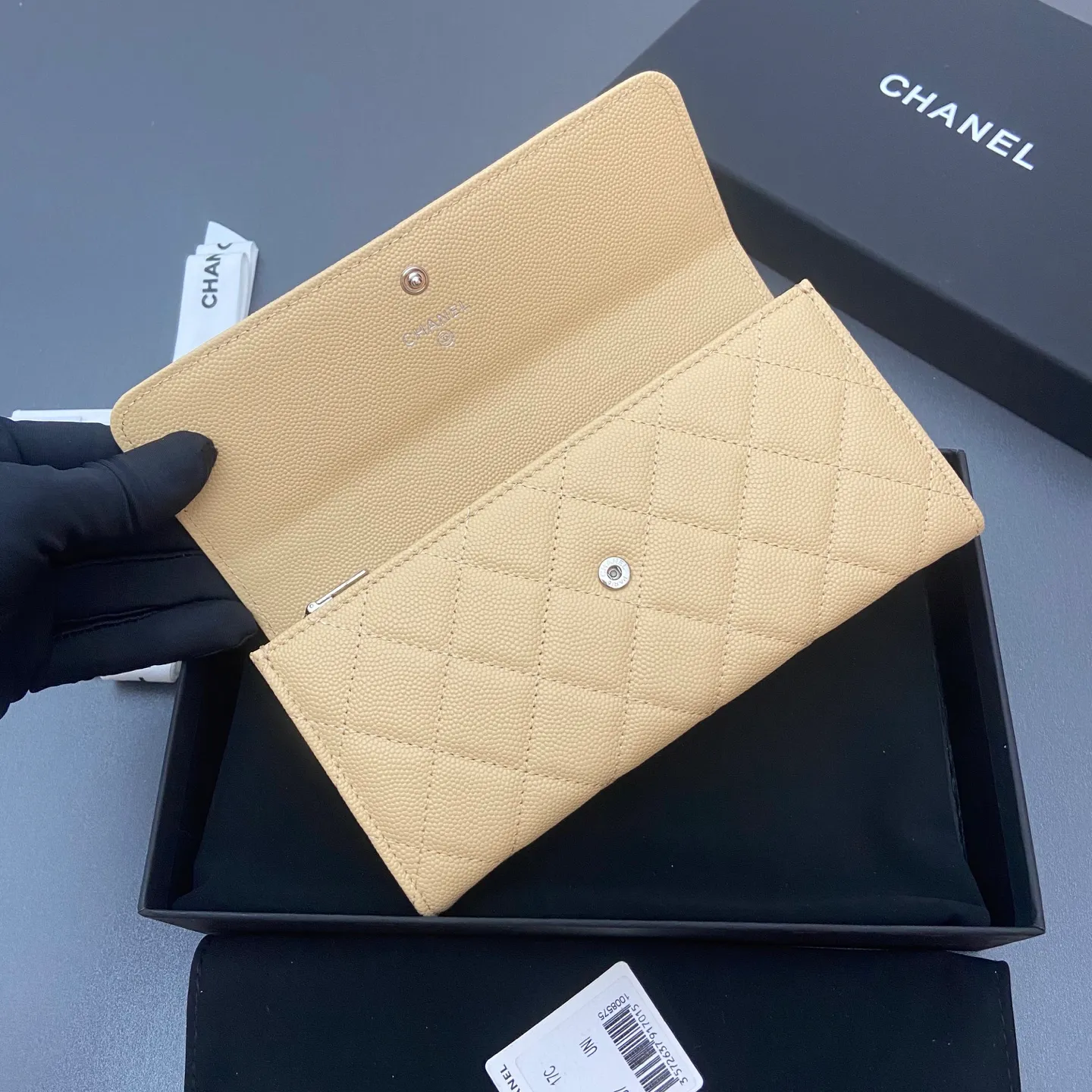 25b new series caviar cowhide with stars ⭐logo shiny blingblibg~ flip-top long clip wallet series apricot fine ball pattern silver star hardware 12 card slots, two banknote compartments two compartments, 1 zipper bag Price: 250 No.: 3724 Size: w19×h10×d3cm