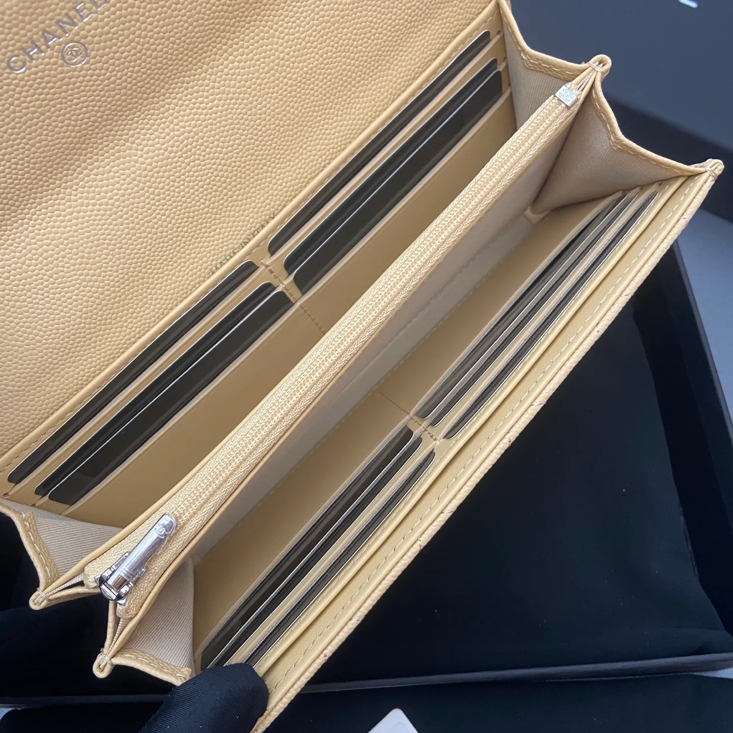 25b new series caviar cowhide with stars ⭐logo shiny blingblibg~ flip-top long clip wallet series apricot fine ball pattern silver star hardware 12 card slots, two banknote compartments two compartments, 1 zipper bag Price: 250 No.: 3724 Size: w19×h10×d3cm