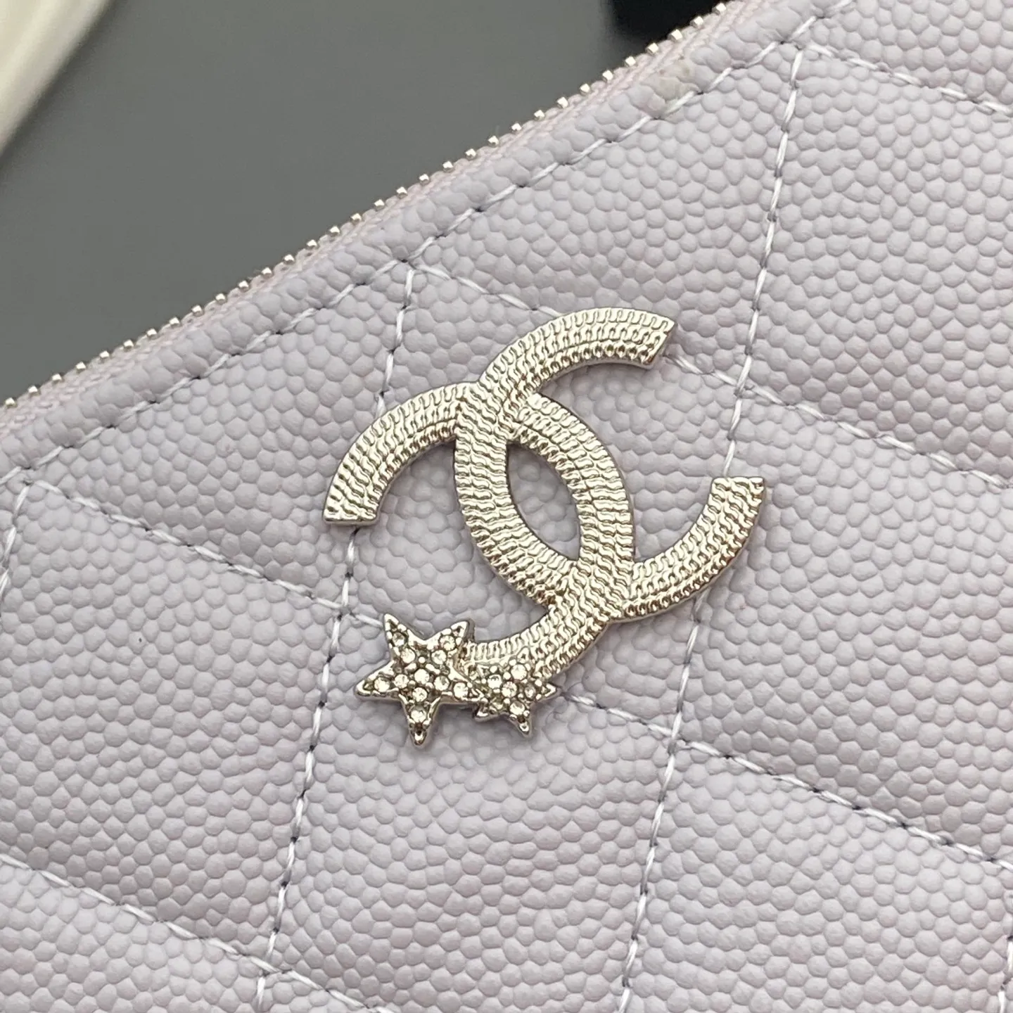 25b new series caviar cowhide with stars ⭐logo shiny blingblibg~ coin purse series Item number: A 4811 Price: 320 Size: w15×8.5cm Color: light purple fine ball pattern silver star hardware