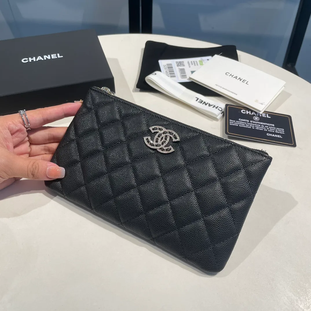 💰440😊 Upgraded version💋🆕In stock Ohanel 22 spring and summer series Fine ball grained cowhide with rhinestone buckle Small clutch bag I cried so beautifully 😭New art Double C diamond buckle piercing the leather The rhinestone buckle attracted me very much. Anyway, the diamonds are really good-looking, so I bought it! Comes with a complete set of packaging 2708🍃size: 20*12