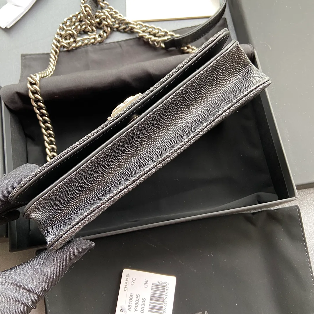 Woc series 𝑺𝒊𝒛𝒆: 19.5cm💰760 💌Fashion and classic are integrated, never out of date. Leather: Original imported black fine ball grain cowhide Hardware: All steel ancient silver Size: w19.5×h13×d3.5 Model: 81969