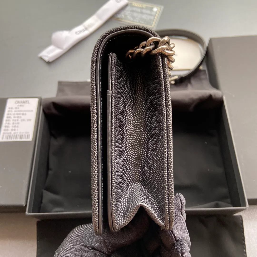 Woc series 𝑺𝒊𝒛𝒆: 19.5cm💰760 💌Fashion and classic are integrated, never out of date. Leather: Original imported black fine ball grain cowhide Hardware: All steel ancient silver Size: w19.5×h13×d3.5 Model: 81969