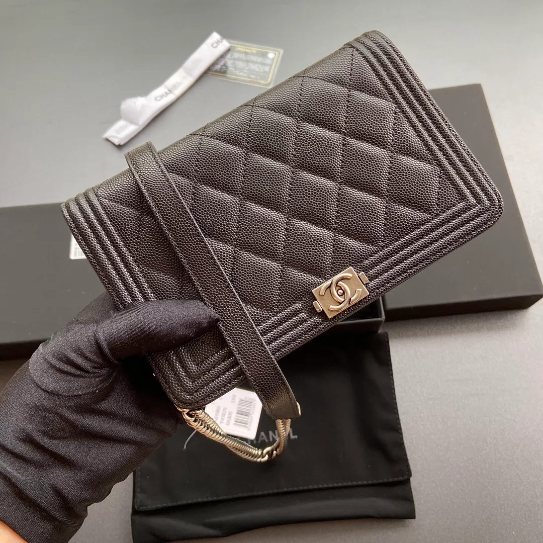 Woc series 𝑺𝒊𝒛𝒆: 19.5cm💰760 💌Fashion and classic are integrated, never out of date. Leather: Original imported black fine ball grain cowhide Hardware: All steel ancient silver Size: w19.5×h13×d3.5 Model: 81969