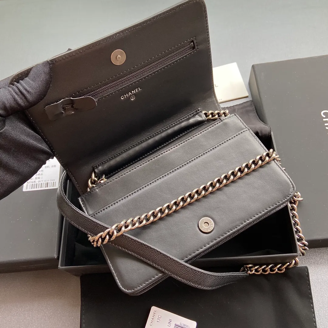 Woc series 𝑺𝒊𝒛𝒆: 19.5cm💰760 💌Fashion and classic are integrated, never out of date. Leather: Original imported black fine ball grain cowhide Hardware: All steel ancient silver Size: w19.5×h13×d3.5 Model: 81969