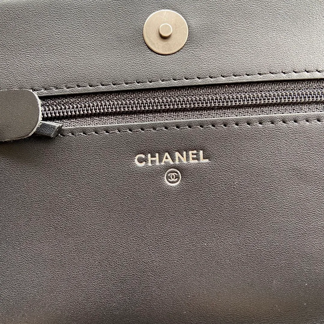 Woc series 𝑺𝒊𝒛𝒆: 19.5cm💰760 💌Fashion and classic are integrated, never out of date. Leather: Original imported black fine ball grain cowhide Hardware: All steel ancient silver Size: w19.5×h13×d3.5 Model: 81969