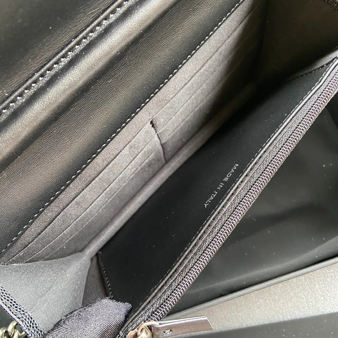 Woc series 𝑺𝒊𝒛𝒆: 19.5cm💰760 💌Fashion and classic are integrated, never out of date. Leather: Original imported black fine ball grain cowhide Hardware: All steel ancient silver Size: w19.5×h13×d3.5 Model: 81969