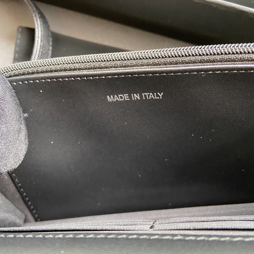 Woc series 𝑺𝒊𝒛𝒆: 19.5cm💰760 💌Fashion and classic are integrated, never out of date. Leather: Original imported black fine ball grain cowhide Hardware: All steel ancient silver Size: w19.5×h13×d3.5 Model: 81969