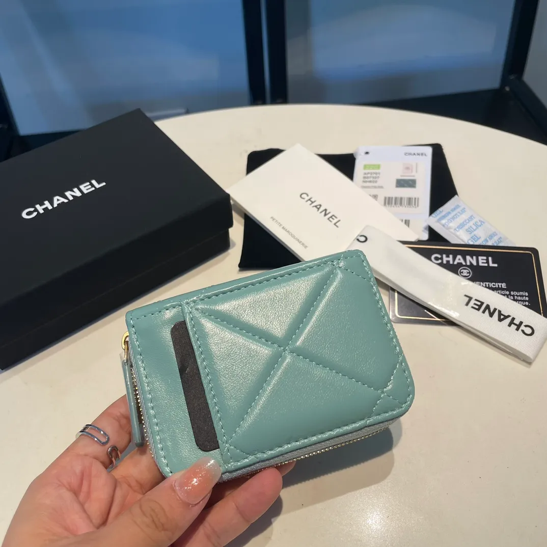 💰320😊Upgraded version💋🆕Ohanel new color🆕The latest zipper card holder with multiple card slots. The texture of goatskin is unparalleled. 😼The 19 series that is mainly recommended this season is a big rhombus with a strong retro style. I want to buy every color🧸 The logo is eye-catching and unique, the goatskin has a faint luster, and the temperament instantly ups and downs❣The fashionable style and style are also jointly created by Karl and Viard. The first series launched by the new artistic director will be a key recommendation of the brand from this year to next year, conveying the essence of the brand, with a full set of packaging 2701🍃size: 7.5*11cm