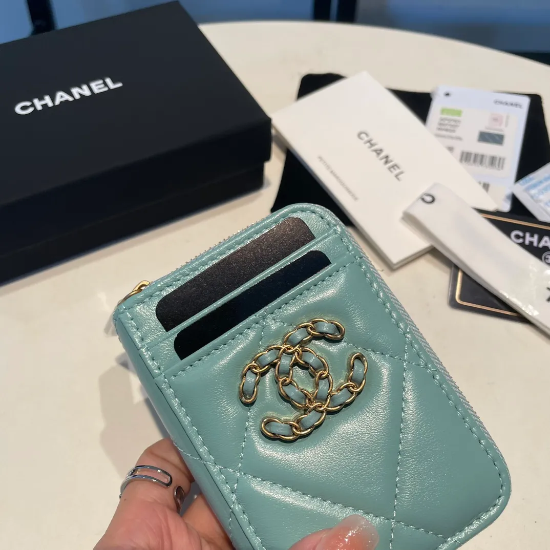 💰320😊Upgraded version💋🆕Ohanel new color🆕The latest zipper card holder with multiple card slots. The texture of goatskin is unparalleled. 😼The 19 series that is mainly recommended this season is a big rhombus with a strong retro style. I want to buy every color🧸 The logo is eye-catching and unique, the goatskin has a faint luster, and the temperament instantly ups and downs❣The fashionable style and style are also jointly created by Karl and Viard. The first series launched by the new artistic director will be a key recommendation of the brand from this year to next year, conveying the essence of the brand, with a full set of packaging 2701🍃size: 7.5*11cm