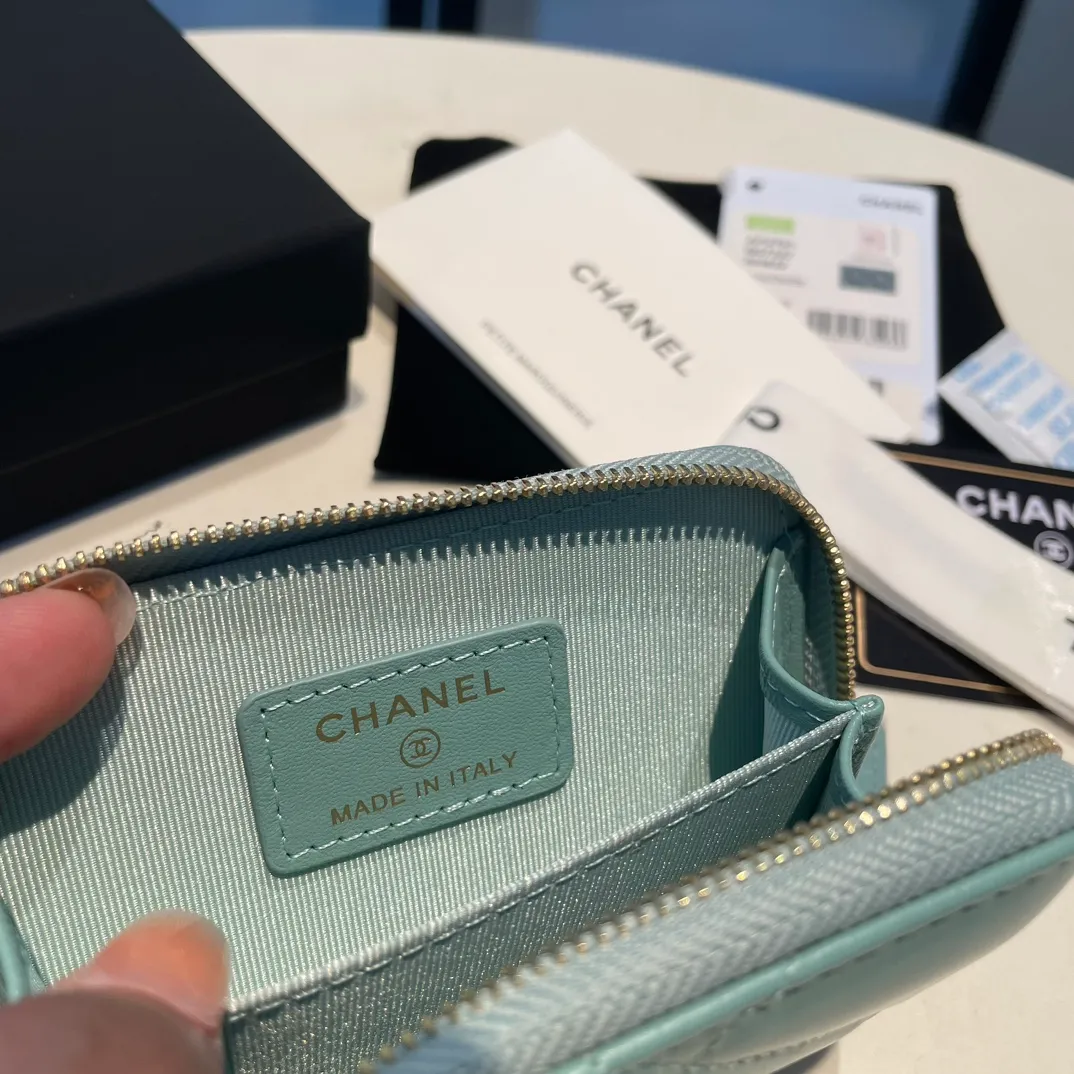 💰320😊Upgraded version💋🆕Ohanel new color🆕The latest zipper card holder with multiple card slots. The texture of goatskin is unparalleled. 😼The 19 series that is mainly recommended this season is a big rhombus with a strong retro style. I want to buy every color🧸 The logo is eye-catching and unique, the goatskin has a faint luster, and the temperament instantly ups and downs❣The fashionable style and style are also jointly created by Karl and Viard. The first series launched by the new artistic director will be a key recommendation of the brand from this year to next year, conveying the essence of the brand, with a full set of packaging 2701🍃size: 7.5*11cm