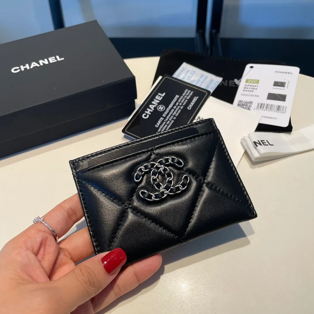 💰260😊Upgraded version💋🆕Ohanel new color🆕The latest thin card holder, the texture of goatskin is invincible 😼The 19 series that is the main promotion this season is the big rhombus, with a strong retro style👝, I want to buy every color🧸 The logo is eye-catching and unique, the goatskin has a faint luster, and the temperament instantly ups and downs❣The fashionable style and style are also jointly created by Karl and Viard. The first series launched by the new artistic director will be a key recommendation of the brand from this year to next year, conveying the essence of the brand, with a full set of packaging 0941🍃size: 7.5*11cm