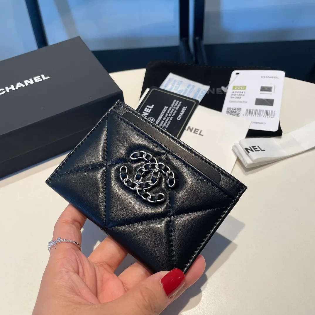 💰260😊Upgraded version💋🆕Ohanel new color🆕The latest thin card holder, the texture of goatskin is invincible 😼The 19 series that is the main promotion this season is the big rhombus, with a strong retro style👝, I want to buy every color🧸 The logo is eye-catching and unique, the goatskin has a faint luster, and the temperament instantly ups and downs❣The fashionable style and style are also jointly created by Karl and Viard. The first series launched by the new artistic director will be a key recommendation of the brand from this year to next year, conveying the essence of the brand, with a full set of packaging 0941🍃size: 7.5*11cm