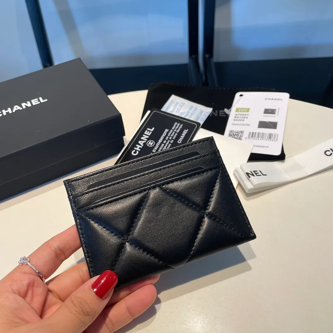 💰260😊Upgraded version💋🆕Ohanel new color🆕The latest thin card holder, the texture of goatskin is invincible 😼The 19 series that is the main promotion this season is the big rhombus, with a strong retro style👝, I want to buy every color🧸 The logo is eye-catching and unique, the goatskin has a faint luster, and the temperament instantly ups and downs❣The fashionable style and style are also jointly created by Karl and Viard. The first series launched by the new artistic director will be a key recommendation of the brand from this year to next year, conveying the essence of the brand, with a full set of packaging 0941🍃size: 7.5*11cm
