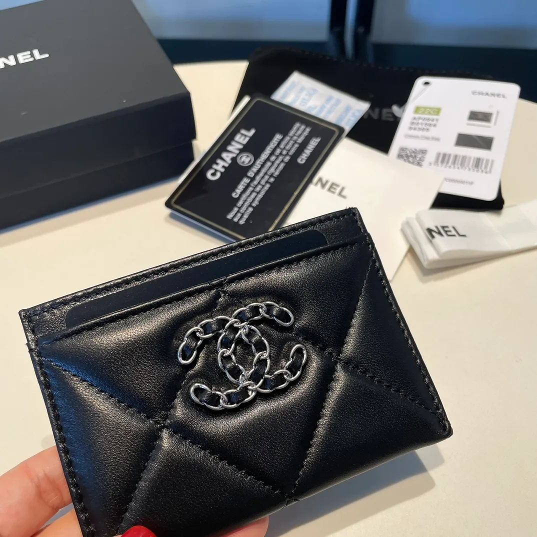 💰260😊Upgraded version💋🆕Ohanel new color🆕The latest thin card holder, the texture of goatskin is invincible 😼The 19 series that is the main promotion this season is the big rhombus, with a strong retro style👝, I want to buy every color🧸 The logo is eye-catching and unique, the goatskin has a faint luster, and the temperament instantly ups and downs❣The fashionable style and style are also jointly created by Karl and Viard. The first series launched by the new artistic director will be a key recommendation of the brand from this year to next year, conveying the essence of the brand, with a full set of packaging 0941🍃size: 7.5*11cm