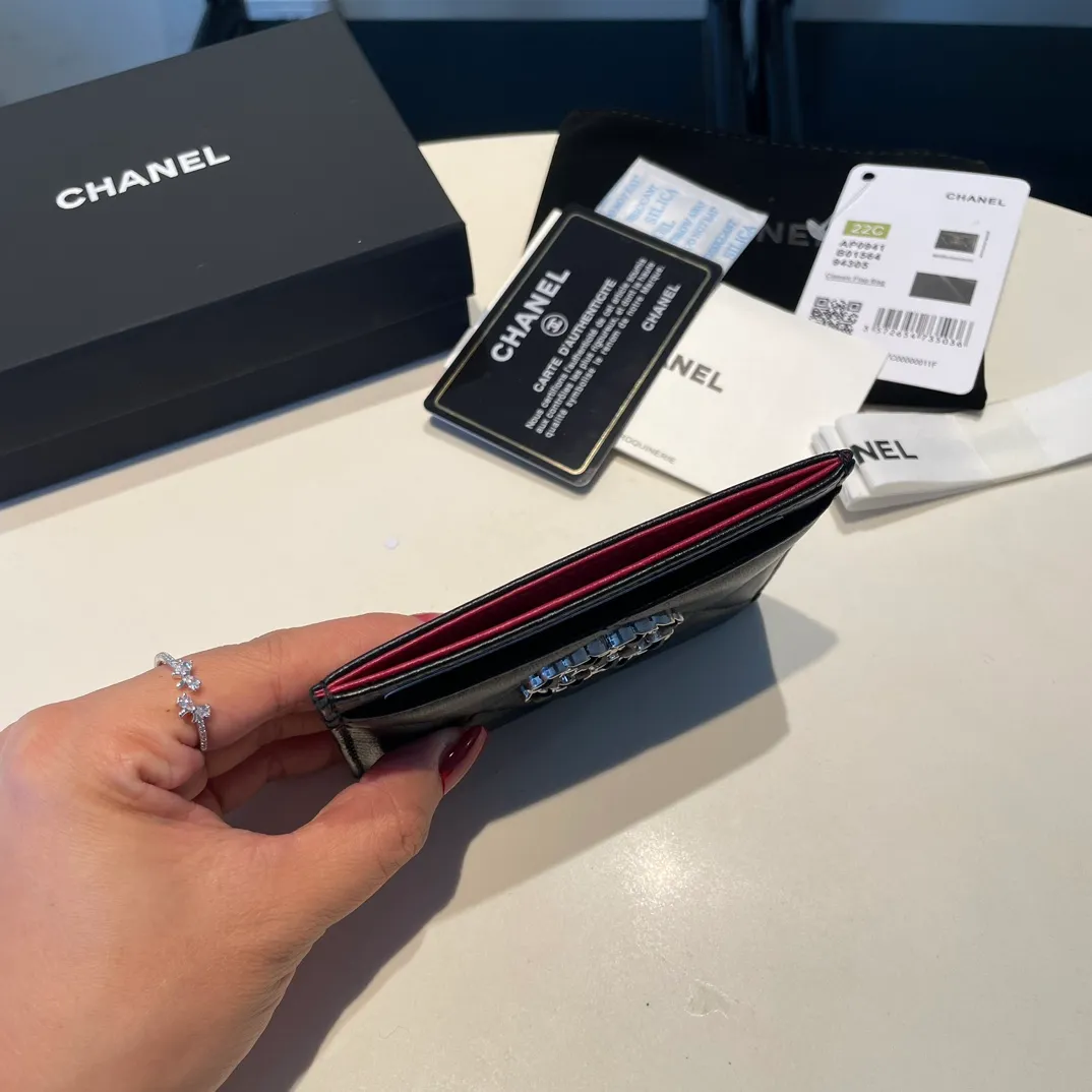 💰260😊Upgraded version💋🆕Ohanel new color🆕The latest thin card holder, the texture of goatskin is invincible 😼The 19 series that is the main promotion this season is the big rhombus, with a strong retro style👝, I want to buy every color🧸 The logo is eye-catching and unique, the goatskin has a faint luster, and the temperament instantly ups and downs❣The fashionable style and style are also jointly created by Karl and Viard. The first series launched by the new artistic director will be a key recommendation of the brand from this year to next year, conveying the essence of the brand, with a full set of packaging 0941🍃size: 7.5*11cm