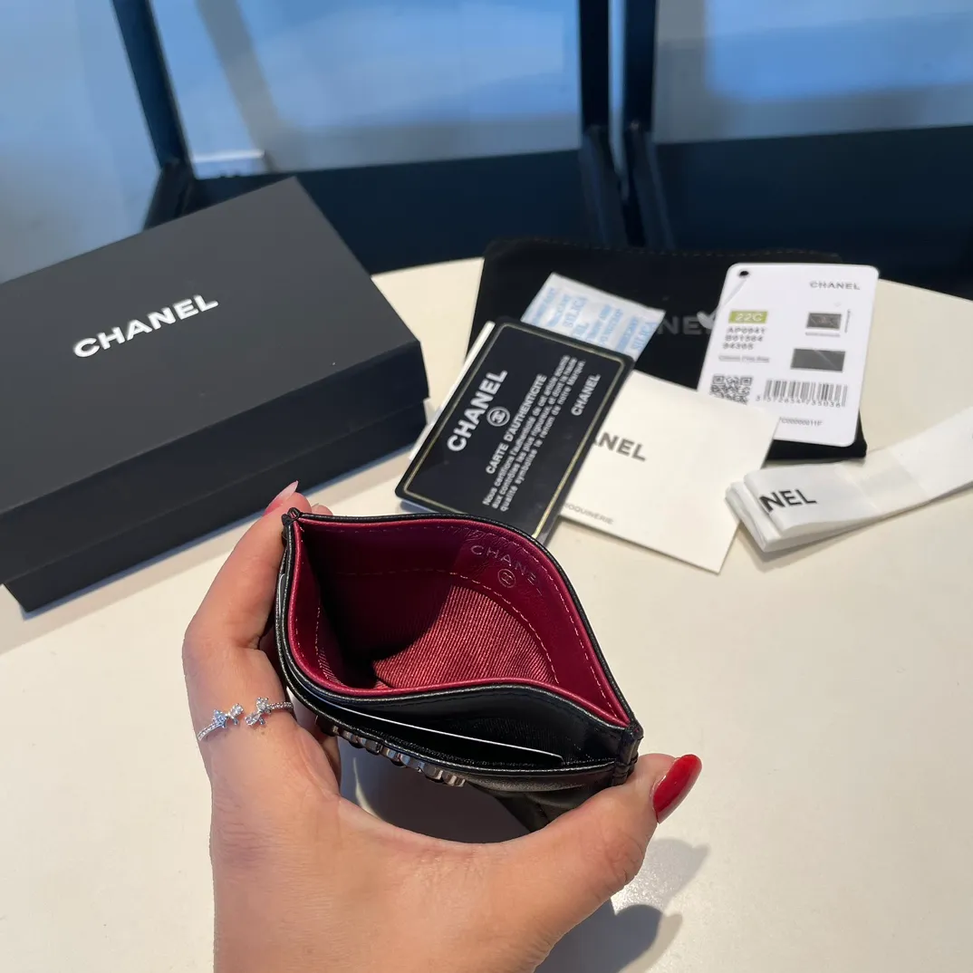 💰260😊Upgraded version💋🆕Ohanel new color🆕The latest thin card holder, the texture of goatskin is invincible 😼The 19 series that is the main promotion this season is the big rhombus, with a strong retro style👝, I want to buy every color🧸 The logo is eye-catching and unique, the goatskin has a faint luster, and the temperament instantly ups and downs❣The fashionable style and style are also jointly created by Karl and Viard. The first series launched by the new artistic director will be a key recommendation of the brand from this year to next year, conveying the essence of the brand, with a full set of packaging 0941🍃size: 7.5*11cm