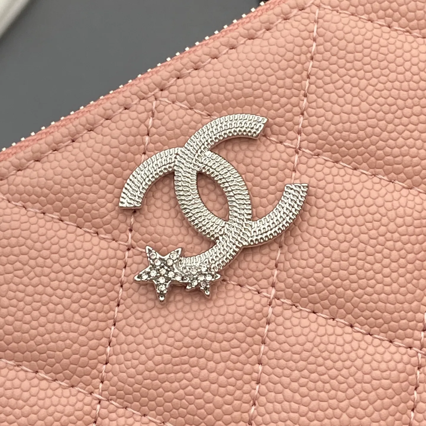 25b new series caviar cowhide with stars ⭐logo shiny blingblibg~ coin purse series Item number: A 4811 Price: 320 Size: w15×8.5cm Color: pink fine ball pattern silver star hardware